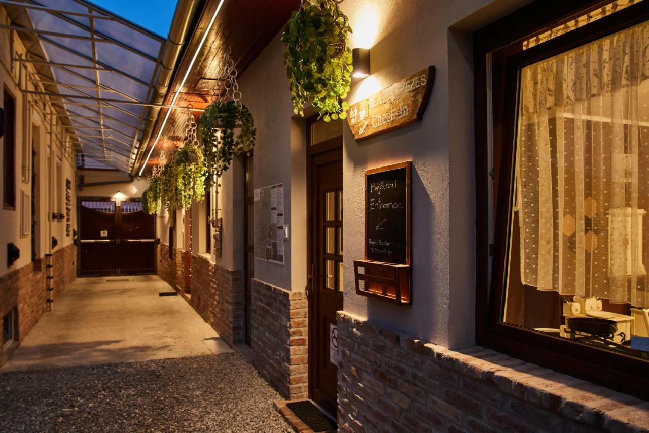 Abraham Vintage Szobak & Apartmanok Pecs Exterior photo